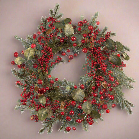 Ghirlanda-tonda-natalizia-con-bacche-rosse,-dietro-porta-da-64-cm