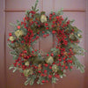 Ghirlanda-tonda-natalizia-con-bacche-rosse,-dietro-porta-da-64-cm