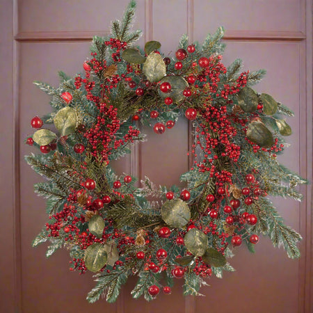 Ghirlanda-tonda-natalizia-con-bacche-rosse,-dietro-porta-da-64-cm