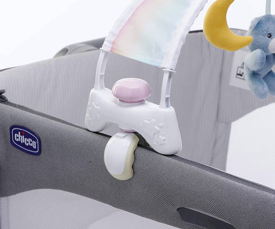 Gioco Arco Lettino Rainbow Sky Chicco Pannello Lettino 2-In-1 a Forma Di Arcobaleno Con Luci E Suoni, Funziona Con 3 Batterie Aaa Non Incluse, Età 0 Mesi + Rosa O Celeste Due Colori Casa e cucina/Decorazioni per interni/Decorazioni cameretta bambini/Giostrine acchiappasogni Sanitaria Gioia del Bimbo - Villa San Giovanni, Commerciovirtuoso.it
