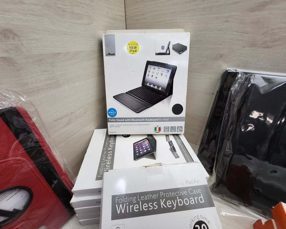Grande Lotto Stock cover per tablet iPad Lenovo diversi modelli con tastiera materiale dismesso nuovo usato da rivendere 220823
