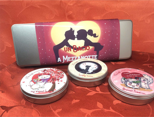 I Tè degli Innamorati - Un Bacio a Mezzanotte Scatola Regalo Alimentari e cura della casa/Caffè tè e bevande/Tè e tisane/Tè in confezione regalo MariTea bottega del Tè - Lodi, Commerciovirtuoso.it