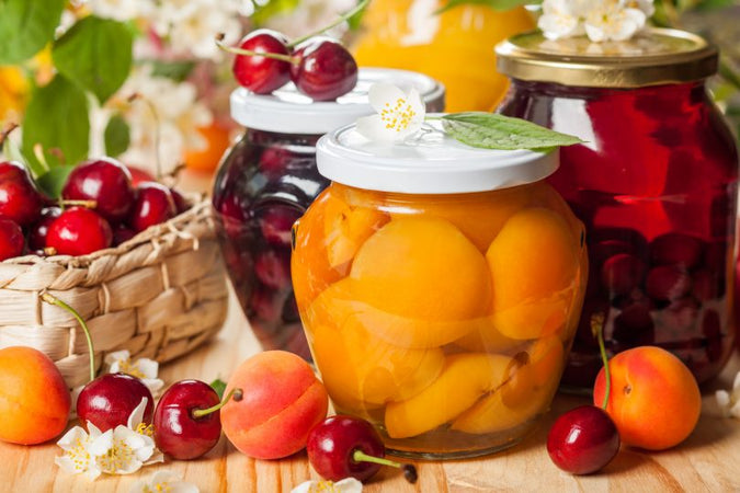 Barattoli in vetro boccacci con tappo per conserve e passata di pomodoro