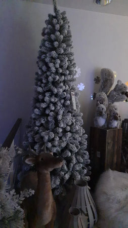 Albero di Natale innevato Slim "Corvara" in PP Effetto Aghi di Pino PVC +Flock