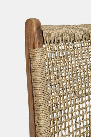 Poltrona "Adelita" con struttura in legno di teak, intreccio in fibra sintetica per esterno