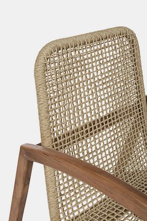 Poltrona "Adelita" con struttura in legno di teak, intreccio in fibra sintetica per esterno