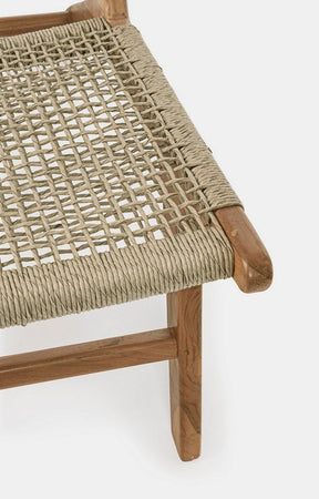 Poltrona "Adelita" con struttura in legno di teak, intreccio in fibra sintetica per esterno