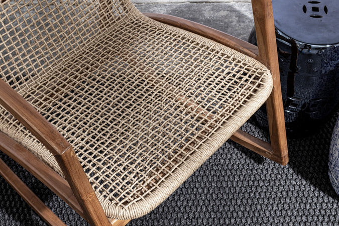 Poltrona "Adelita" con struttura in legno di teak, intreccio in fibra sintetica per esterno