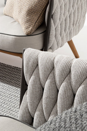 Poltrona "Xenia" con cuscini, struttura in alluminio verniciato, gambe in legno per esterno