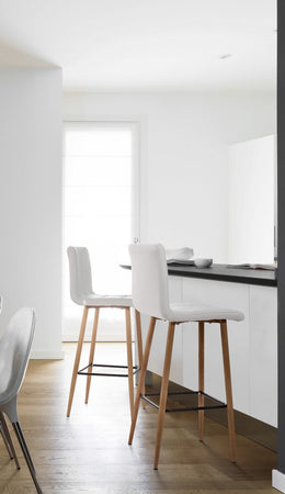 Sgabello da bar Bruce per interno, Gambe In Tubolare Di Acciaio Verniciato Effetto Legno, 46 x 40 x 108 cm