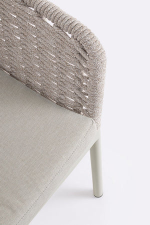 Sedia "Salines" struttura in alluminio, con braccioli, intreccio in corda, per interni ed esterni