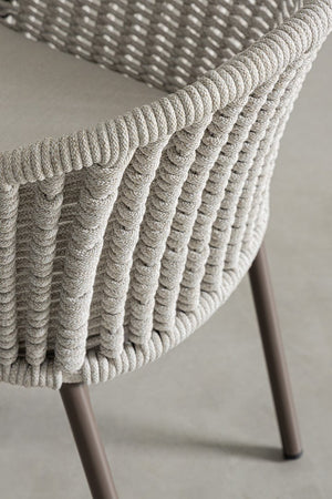 Sedia "Salines" struttura in alluminio, con braccioli, intreccio in corda, per interni ed esterni