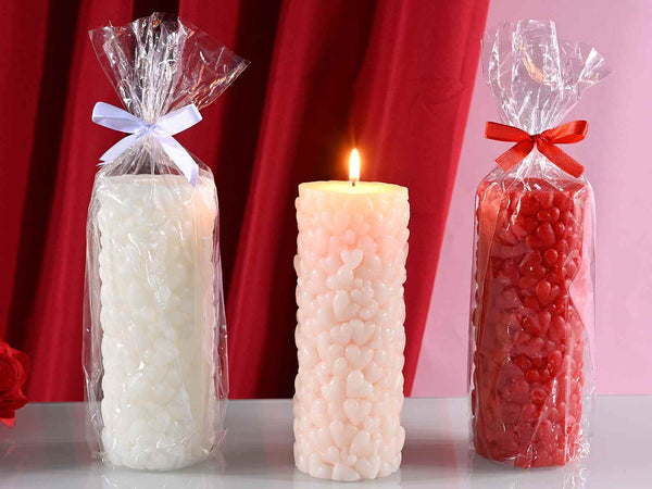 Candela colorata con superficie a cuori in rilievo 17 cm