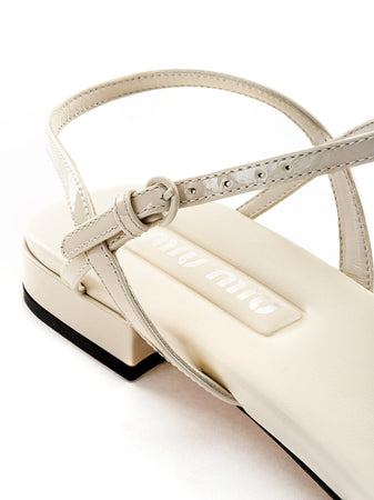 Miu Miu Sandalo Infradito in Vernice Avorio da donna