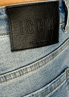 Jeans-cinque-tasche-con-logo-bianco