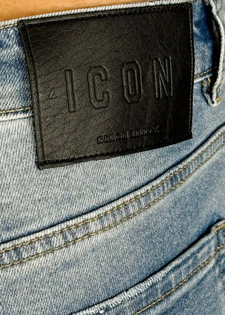 Jeans-cinque-tasche-con-logo-bianco