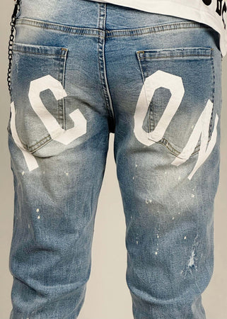 Jeans-cinque-tasche-con-logo-bianco