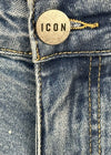 Jeans-cinque-tasche-con-logo-bianco
