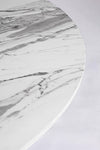 Tavolo John Marble tondo con gambe in acciaio, struttura cromata, piano in legno ricoperto con carta effetto marmo