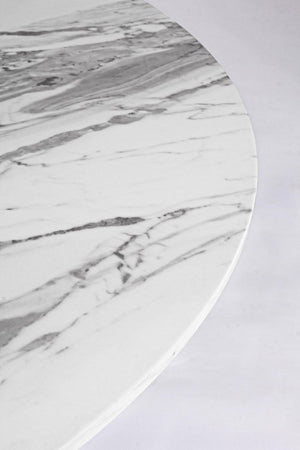 Tavolo John Marble tondo con gambe in acciaio, struttura cromata, piano in legno ricoperto con carta effetto marmo