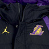 JORDAN-NBA-Piumino-Uomo-Nba-Courtside-Statement-Edition-Full-Zip-Jacket-Loslak-Black/field-Purple-da-uomo