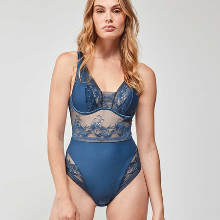 Body Gisela 2/10084U 4 in pizzo extrapiatto con ferretto e coppe foam, retro perizoma, elegante e invisibile sotto gli abiti