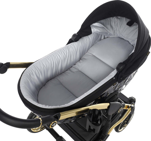 Junama Diamond Exclusive 2.0 3 in 1 Black/Black Telaio e Dettagli Oro Giallo Prima infanzia/Passeggini carrozzine e accessori/Passeggini e carrozzine/Sistemi modulari La Casa Del Bebè - Napoli, Commerciovirtuoso.it