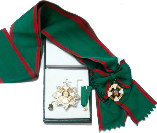 Kit Cavaliere Di Gran Croce Repubblica Cavaliere Di Gran Croce Al Merito Della Repubblica Italiana Omri Sport e tempo libero/Accessori/Trofei medaglie e premi/Medaglie Il Distintivo - Pesaro, Commerciovirtuoso.it