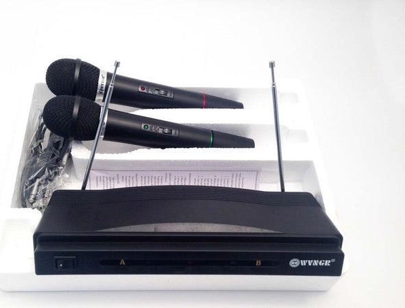 KIT COPPIA MICROFONI PROFESSIONALI WIRELESS CON CENTRALINA FM BICANALE C-05 Strumenti Musicali/Microfoni/Set di microfoni Trade Shop italia - Napoli, Commerciovirtuoso.it