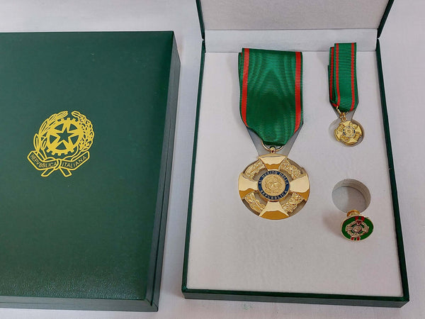 Kit Ufficiale Ordine Della Repubblica Economico per Nomina Da Cavaliere Al Merito Della Repubblica OMRI in Metallo, Zama E Seta Sport e tempo libero/Accessori/Trofei medaglie e premi/Medaglie Il Distintivo - Pesaro, Commerciovirtuoso.it