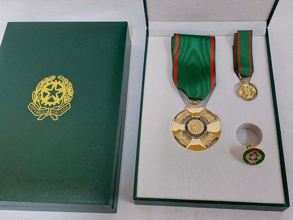 Kit Ufficiale Ordine Della Repubblica Economico per Nomina Da Cavaliere Al Merito Della Repubblica OMRI in Metallo, Zama E Seta Sport e tempo libero/Accessori/Trofei medaglie e premi/Medaglie Il Distintivo - Pesaro, Commerciovirtuoso.it