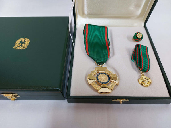 Kit Ufficiale Ordine Della Repubblica Lusso per Nomina Da Cavaliere Al Merito Della Repubblica OMRI Sport e tempo libero/Accessori/Trofei medaglie e premi/Medaglie Il Distintivo - Pesaro, Commerciovirtuoso.it