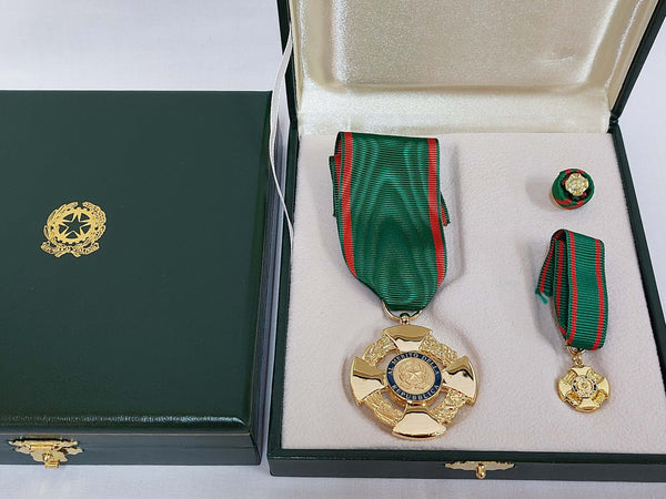 Kit Ufficiale Ordine Della Repubblica Lusso per Nomina Da Cavaliere Al Merito Della Repubblica OMRI Sport e tempo libero/Accessori/Trofei medaglie e premi/Medaglie Il Distintivo - Pesaro, Commerciovirtuoso.it