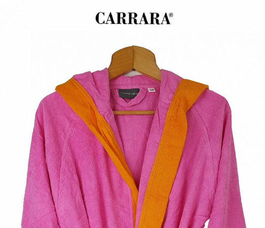 Accappatoio Voyage L/XL Carrara in microspugna di cotone 280 gr/mq, profili a contrasto, con cappuccio e tasche, in custodia trasparente richiudibile.
