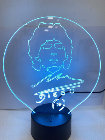 Lampada Da Tavolo A Batterie Usb Con Volto Stilizzato Di Diego Armando Maradona Illuminazione/Illuminazione per interni/Lampade/Lampade da tavolo e abat-jour Trade Shop italia - Napoli, Commerciovirtuoso.it