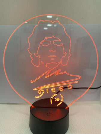Lampada Da Tavolo A Batterie Usb Con Volto Stilizzato Di Diego Armando Maradona Illuminazione/Illuminazione per interni/Lampade/Lampade da tavolo e abat-jour Trade Shop italia - Napoli, Commerciovirtuoso.it