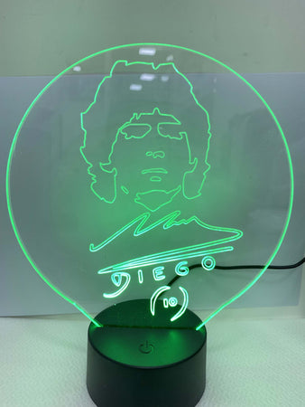 Lampada Da Tavolo A Batterie Usb Con Volto Stilizzato Di Diego Armando Maradona Illuminazione/Illuminazione per interni/Lampade/Lampade da tavolo e abat-jour Trade Shop italia - Napoli, Commerciovirtuoso.it