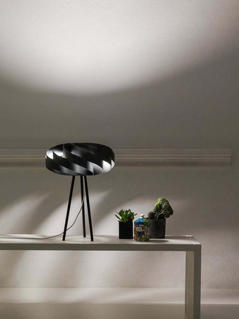 Lampada-Da-Tavolo-Con-Treppiede-1-Luce-Flat-In-Polilux-Nero-Made-In-Italy