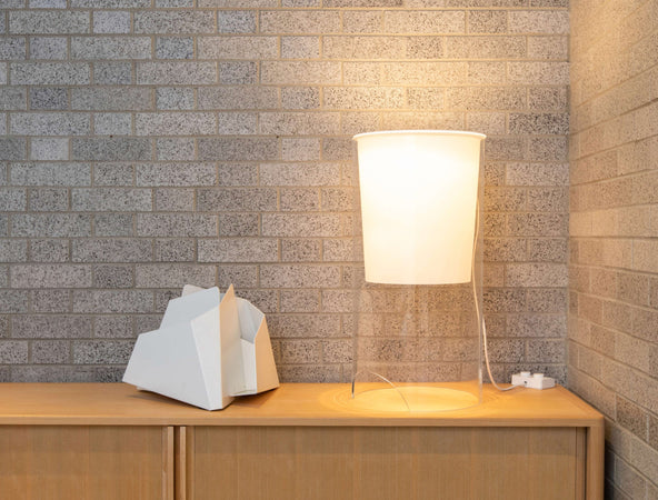 Lampada-da-tavolo-Flos-Aoy-by-Achille-Castiglioni,-1975