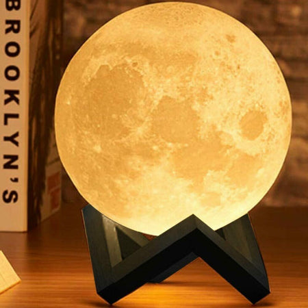 Lampada Da Tavolo Luna 18cm Luce Led 3 Colori Moon Lamp A Batteria Con Supporto Casa, arredamento e bricolage > Illuminazione da interno > Lampade da Tavolo Trade Shop italia - Napoli, Commerciovirtuoso.it