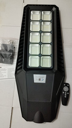 LAMPIONE-500W-PANNELLO-SOLARE-INTEGRATO-CREPUSCOLARE-IP65-LUCE-Fredda-130lm/w