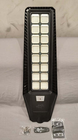 LAMPIONE-800W-PANNELLO-SOLARE-INTEGRATO-CREPUSCOLARE-IP65-LUCE-Fredda-130lm/w