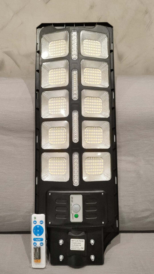 LAMPIONE-LED-300W-con-PANNELLO-SOLARE-SENSORE-CREPUSCOLARE-PIR-ip66