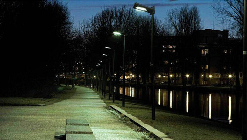 Lampione-stradale-faro-440-led-180w-con-pannello-solare-luce-fredda-crepuscolare