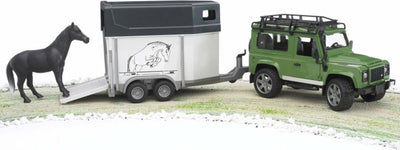 Land-Rover-Defender-Stationwagon-con-Rimorchio-Bruder