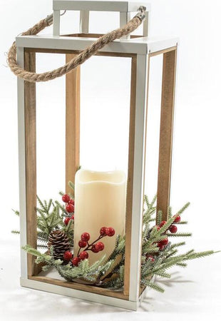 Lanterna in metallo con decorazione rami e bacche, candela con luci a LED Casa e cucina/Decorazioni per interni/Addobbi e decorazioni per ricorrenze/Decorazioni natalizie/Luci natalizie/Catene luminose per esterni MagiediNatale.it - Altamura, Commerciovirtuoso.it