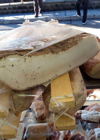 Lardo Speziato di Maiale dei Nebrodi Tancio Intero di Lardo Aromatizzato con Pepe e Spezie Made in Italy Alimenti Sapori dei Nebrodi - Tortorici, Commerciovirtuoso.it