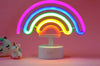 Legami - Lampada Led Effetto Neon, It's a Sign, H 19 cm, Tema Rainbow, Doppia Alimentazione, Cavo USB (Incluso) o Batterie (non Incluse), Lampada da tavolo, Luce Multicolore Illuminazione/Illuminazione per interni/Illuminazione per bambini/Lampade da tavolo e abat-jour Cartoleria Deja Vu - Crotone, Commerciovirtuoso.it