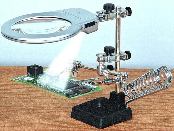 Lente 2.25'' Ingrandimento 4x Con Pinze Terza Mano Da Tavolo Supporto Per Saldature Modellismo Cancelleria e prodotti per ufficio/Archivio ufficio e accessori per scrivania/Accessori da scrivania e archiviazione/Lenti di ingrandimento Trade Shop italia - Napoli, Commerciovirtuoso.it