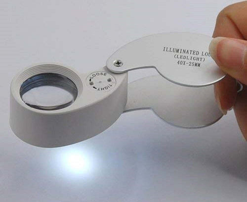 Lente Ingrandimento Illuminata 40x-25mm A Led Da Tasca Precisione Pieghevole Metallo Cancelleria e prodotti per ufficio/Archivio ufficio e accessori per scrivania/Accessori da scrivania e archiviazione/Lenti di ingrandimento Trade Shop italia - Napoli, Commerciovirtuoso.it